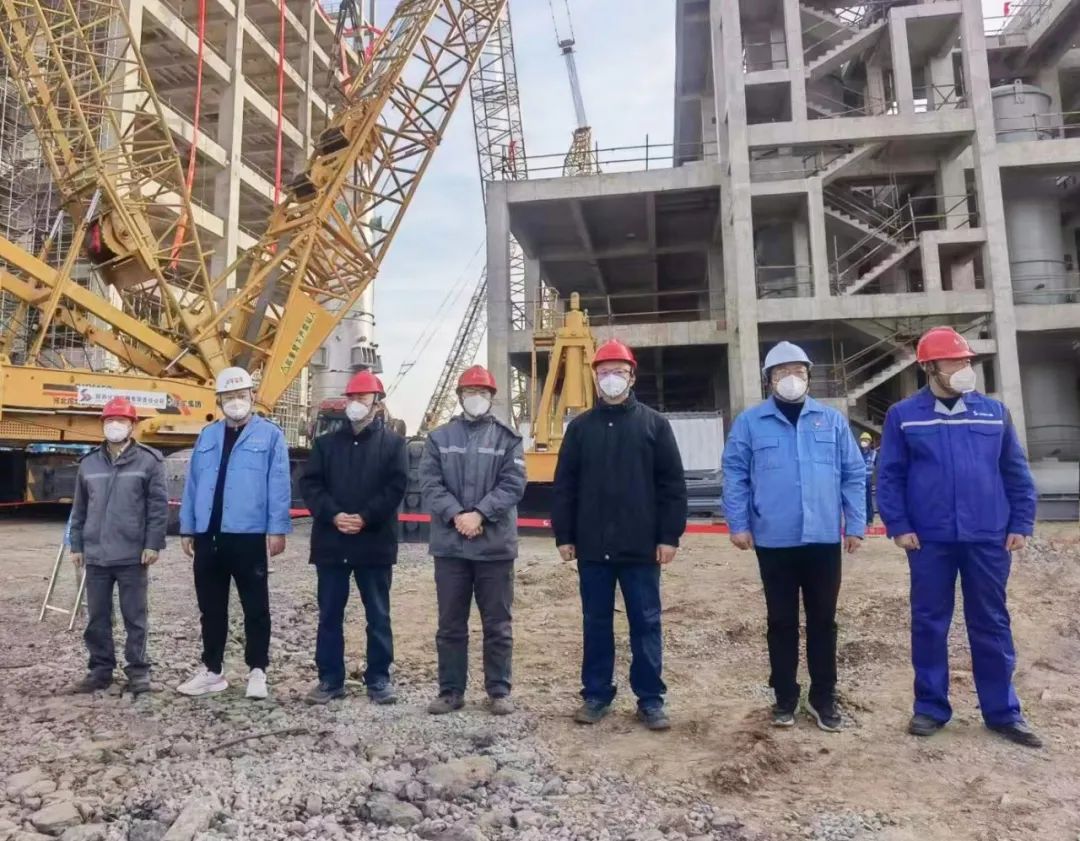 河南神马氢氨项目首台气化炉吊装成功 河南神马氢氨项目首台气化炉吊装成功