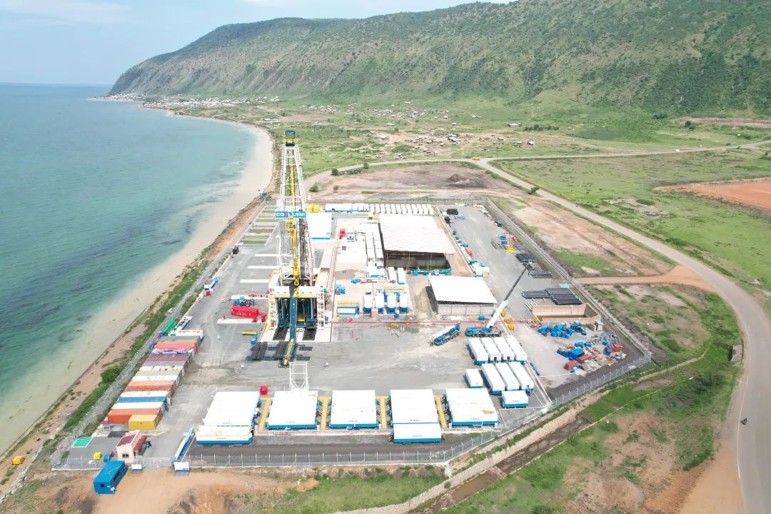 我国首套8000米静音型自动化石油钻机“LR8001”在乌干达KingFisher油田顺利完成连钻作业 我国首套8000米静音型自动化石油钻机“LR8001”在乌干达KingFisher油田顺利完成连钻作业