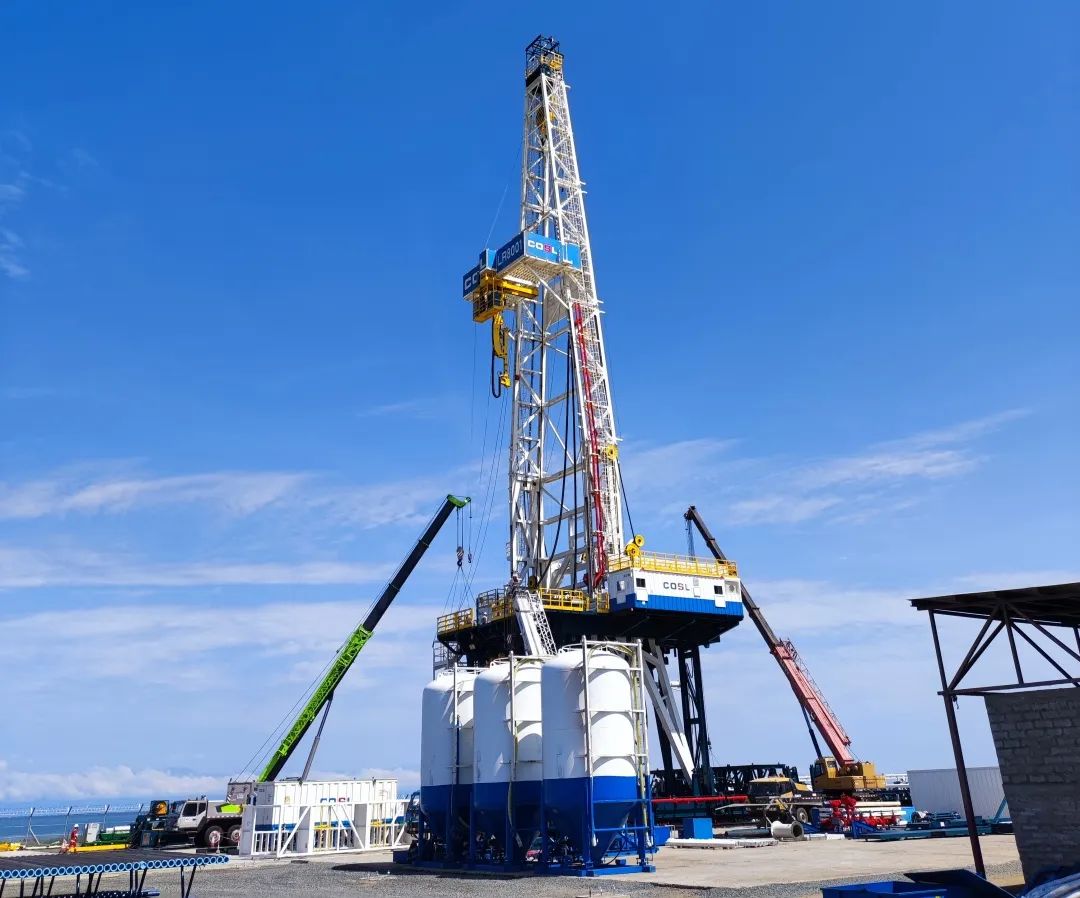 我国首套8000米静音型自动化石油钻机“LR8001”在乌干达KingFisher油田顺利完成连钻作业 我国首套8000米静音型自动化石油钻机“LR8001”在乌干达KingFisher油田顺利完成连钻作业