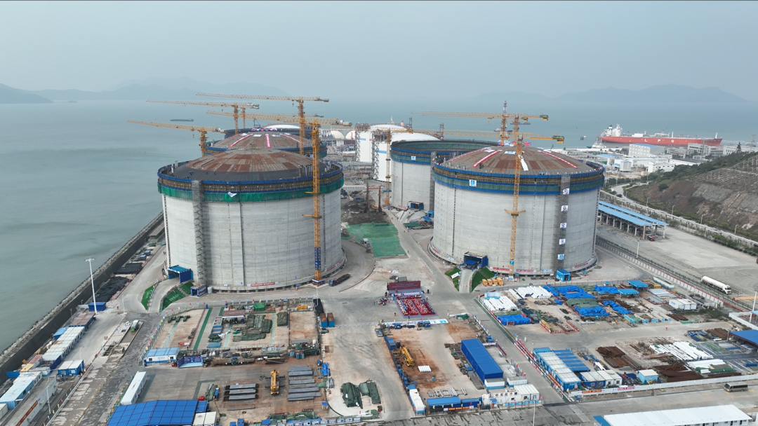 海油工程总包!2座全球最大LNG储罐同步升顶 海油工程总包!2座全球最大LNG储罐同步升顶