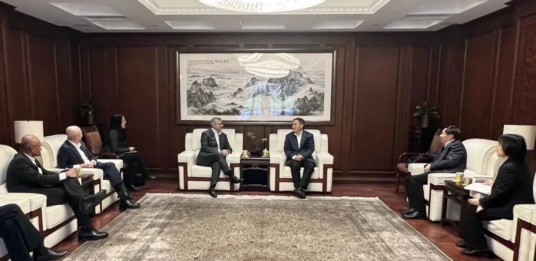 阳光华谊集团领导会见林德集团首席执行官Sanjiv Lamba 阳光华谊集团领导会见林德集团首席执行官Sanjiv Lamba