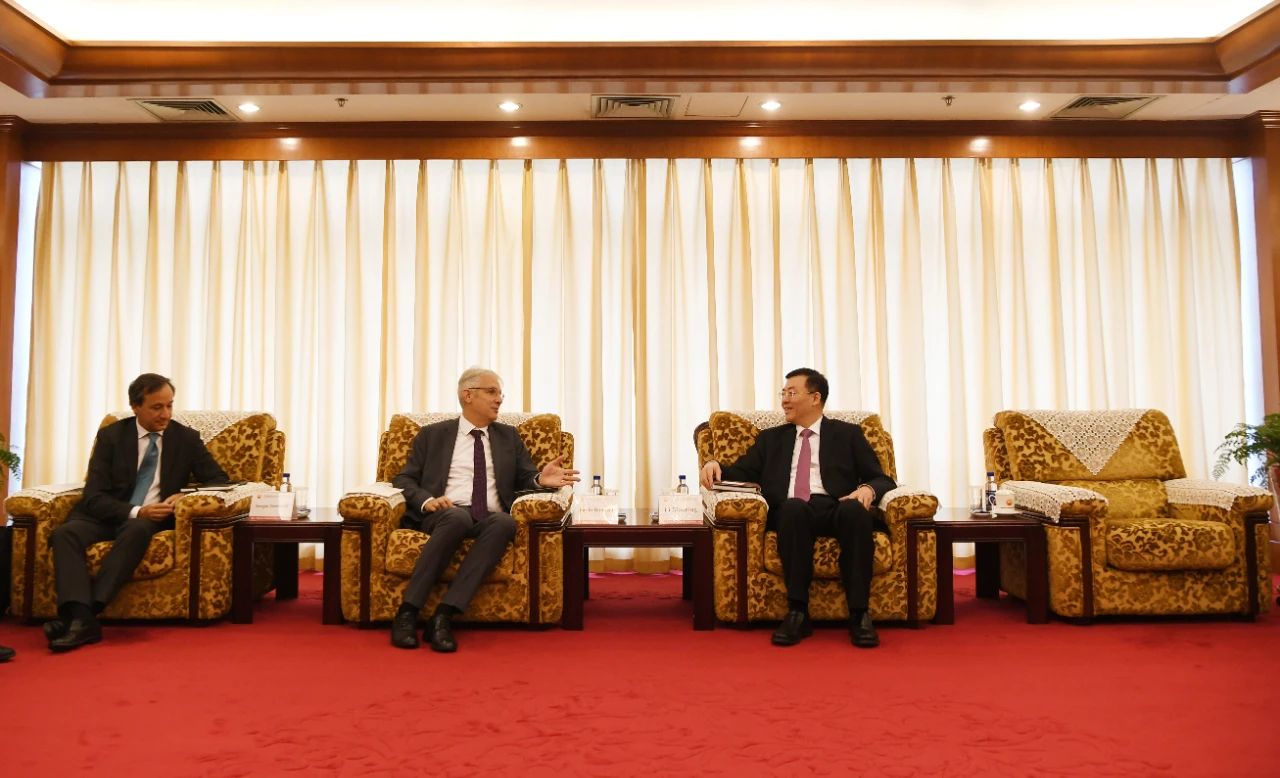 英国派特法石油工程公司高级副总裁保罗·博努奇一行到公司访问交 英国派特法石油工程公司高级副总裁保罗·博努奇一行到公司访问交