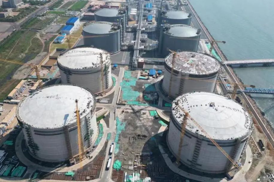 海油工程总包唐山LNG项目二阶段工程储罐主体完工 海油工程总包唐山LNG项目二阶段工程储罐主体完工