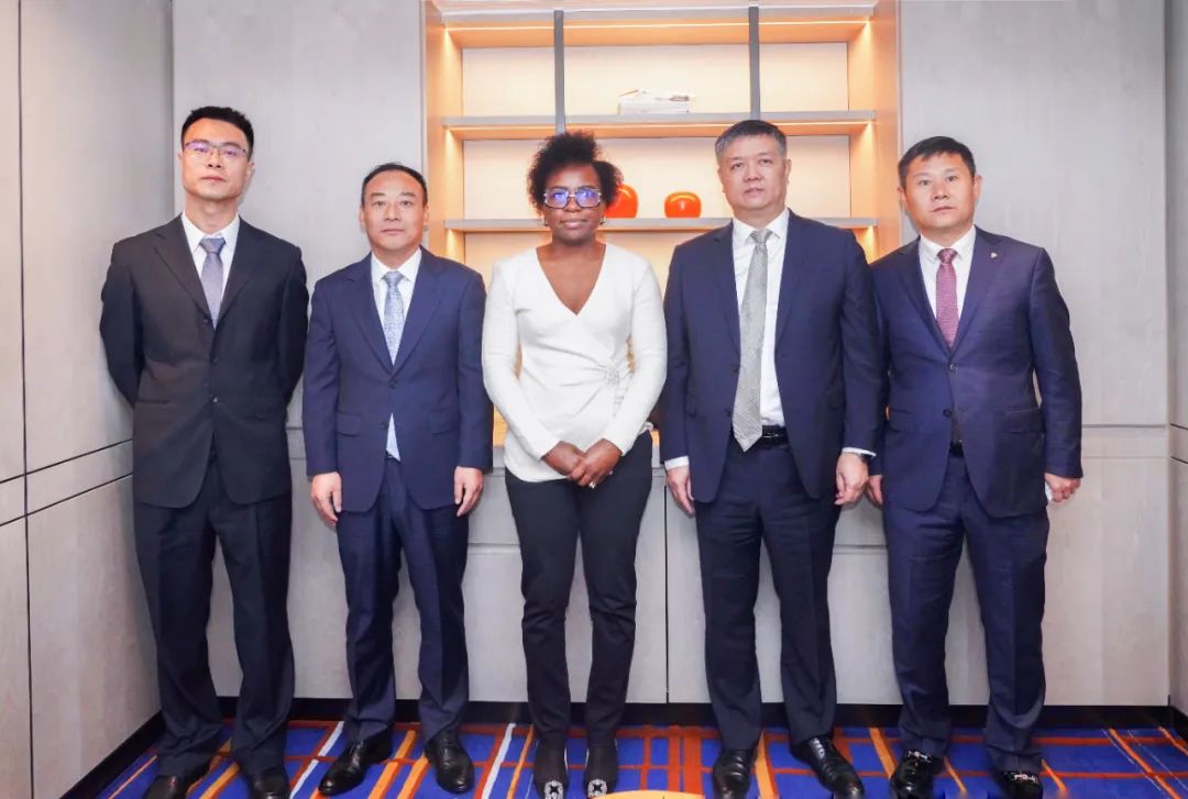 中铁二十局党委书记、董事长雷位冰与安哥拉政府重要官员会谈 中铁二十局党委书记、董事长雷位冰与安哥拉政府重要官员会谈