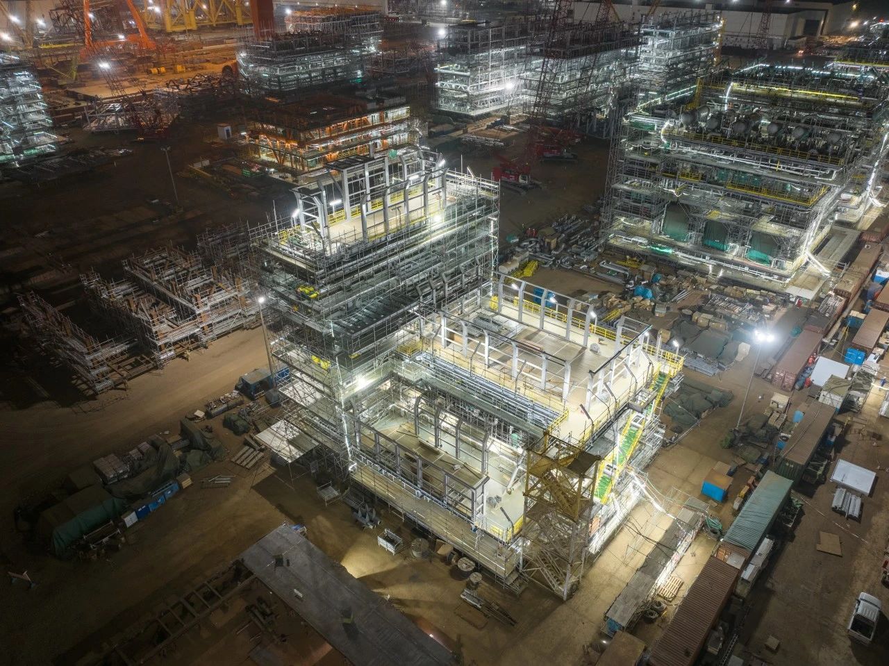 这艘超大FPSO的12个在建单体全部封顶,场面很壮观! 这艘超大FPSO的12个在建单体全部封顶,场面很壮观!