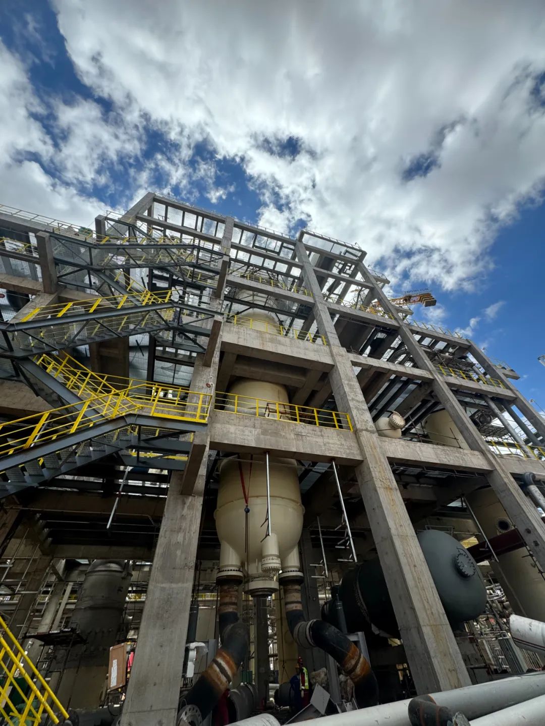 中国化学承建全球最大变换炉安装完成 中国化学承建全球最大变换炉安装完成