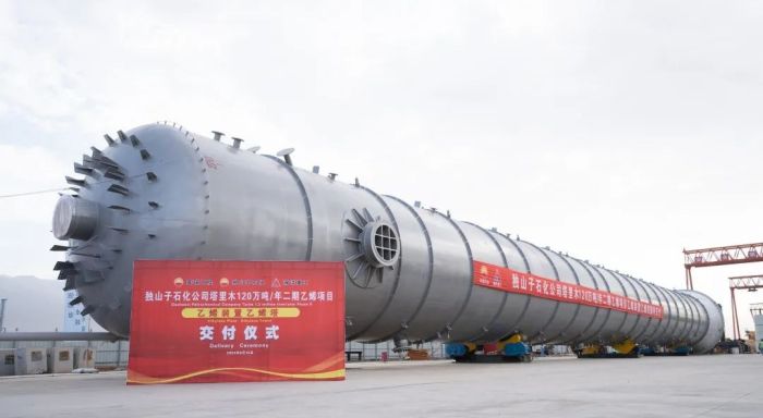 独山子石化公司塔里木120万吨/年二期乙烯项目,乙烯塔、急冷油塔、丙烯塔、急冷水塔已到达现场 独山子石化公司塔里木120万吨/年二期乙烯项目,乙烯塔、急冷油塔、丙烯塔、急冷水塔已到达现场