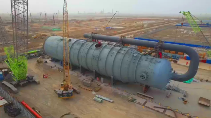 独山子石化公司塔里木120万吨/年二期乙烯项目,乙烯塔、急冷油塔、丙烯塔、急冷水塔已到达现场 独山子石化公司塔里木120万吨/年二期乙烯项目,乙烯塔、急冷油塔、丙烯塔、急冷水塔已到达现场