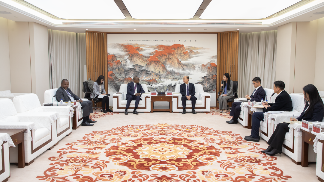 中国化学董事长莫鼎革与安哥拉驻华大使内图举行会谈 中国化学董事长莫鼎革与安哥拉驻华大使内图举行会谈